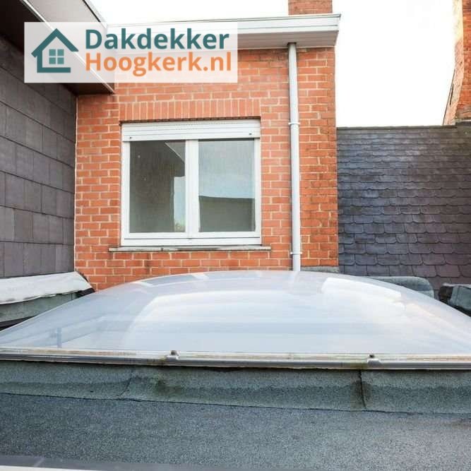 Inspectie van een plat dak in hoogkerk met lichtkoepel