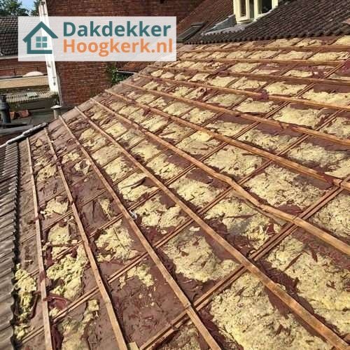 Oude dakisolatie verwijderen en nieuwe plaatsen