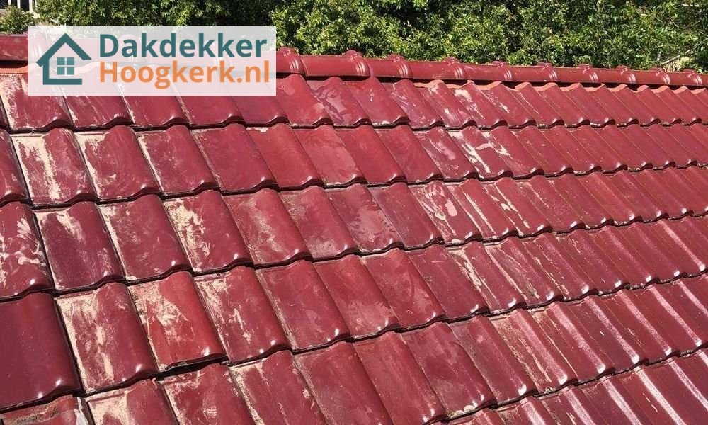 Rood pannendak aangelegd door dakdekker